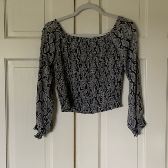 Guess Black and White Patterned Blouse - Picture 2 of 3